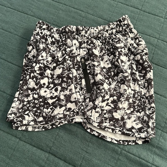 LIKE NEW! Lululemon Tracker Short V (4") - Picture 6 of 15